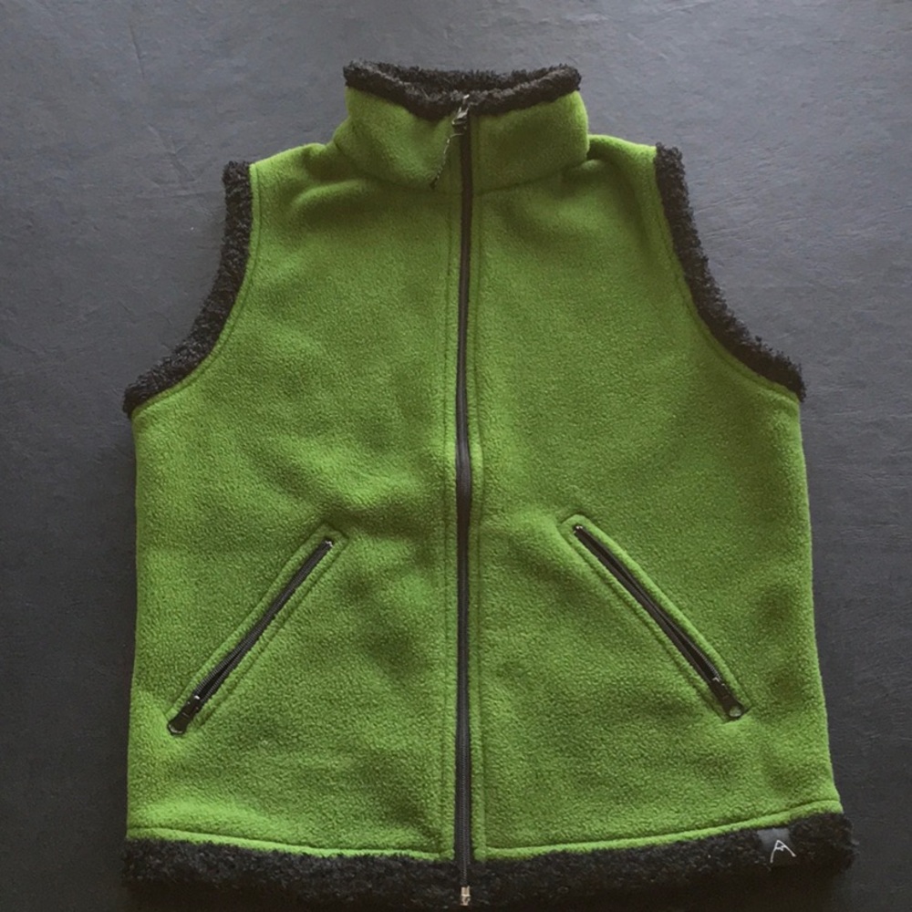 Warm 100% polyester vest. Machine washable.